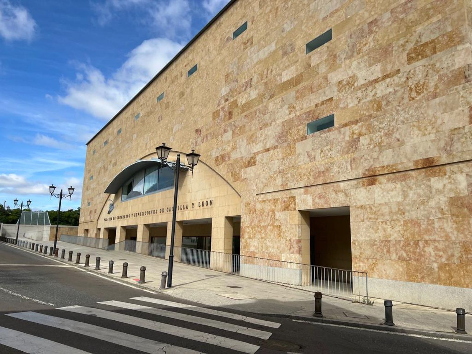 Fachada Palacio de Congresos de Salamanca. Foto de archivo