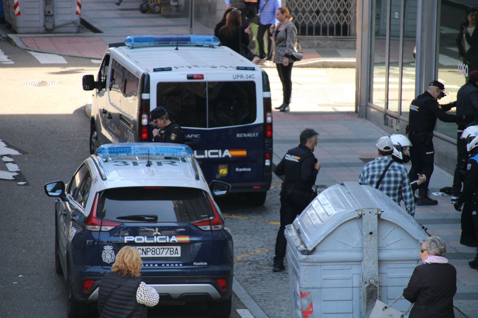policia-nacional-y-local-en-una-intervencion-en-la-calle-rodriguez-fabres-6