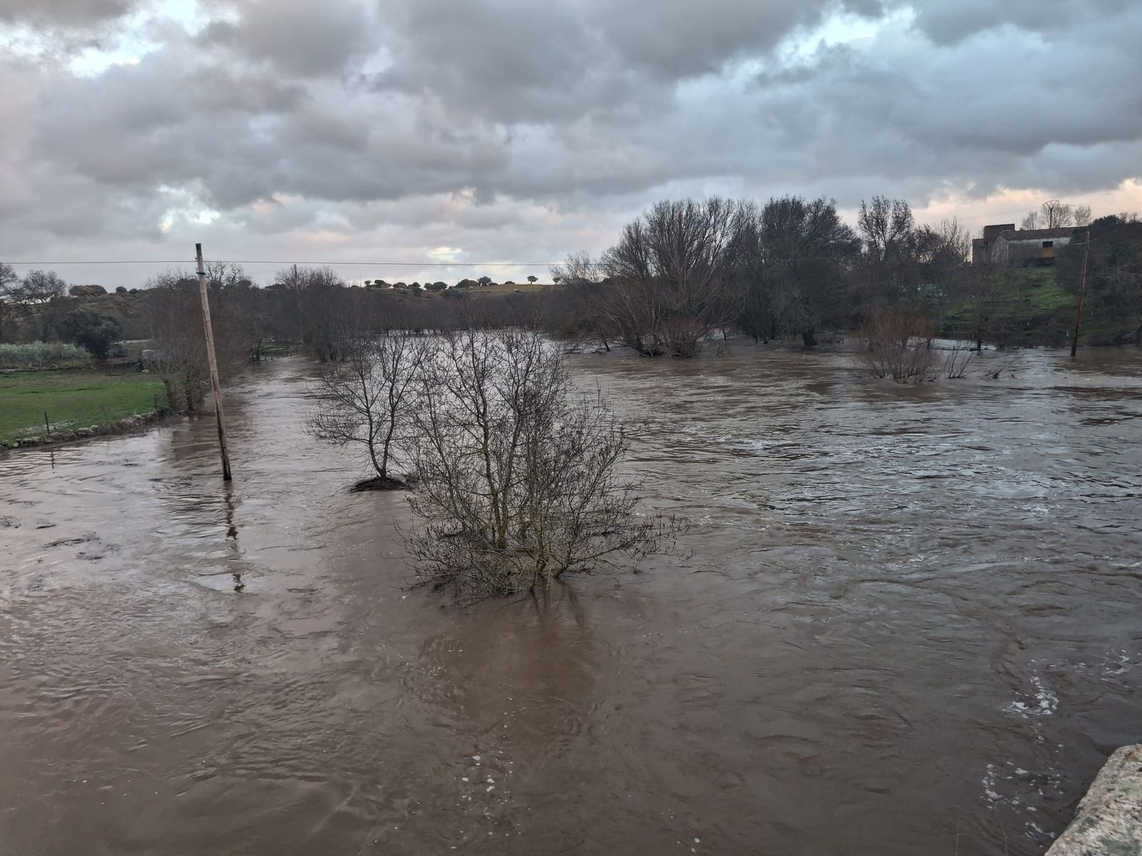 Río Huebra desbordado a su paso por Pelarrodríguez