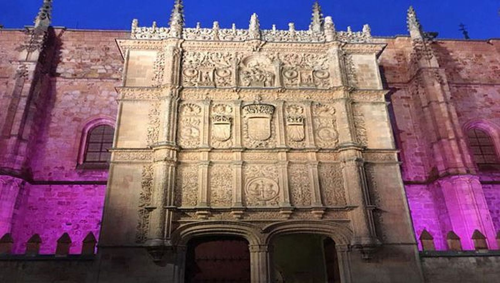 Fachada de la USAL iluminada de morado