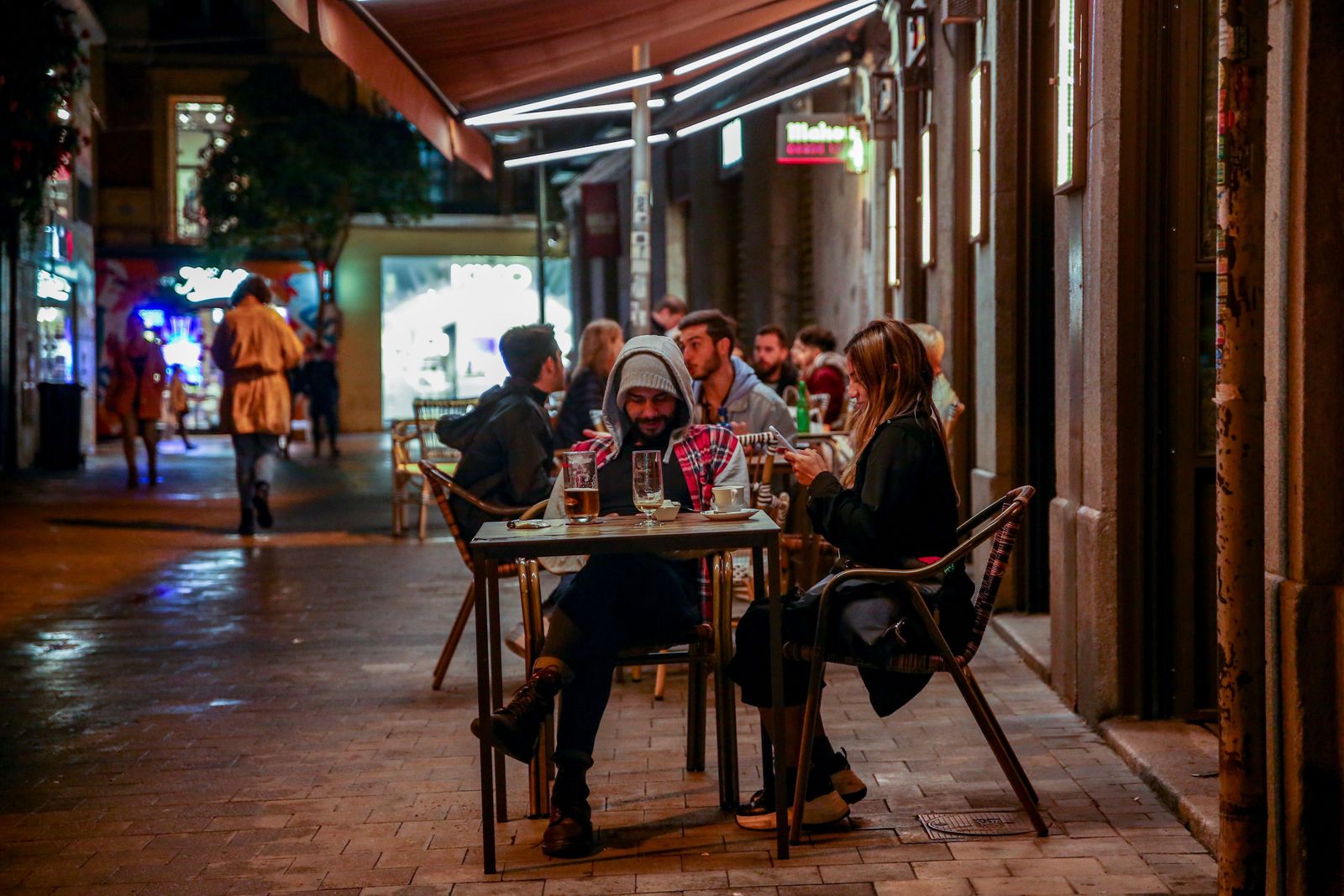 Ambiente en una terraza de un establecimiento de Chueca, un día antes del fin del estado de alarma, en Madrid (España), a 23 de octubre de 2020.