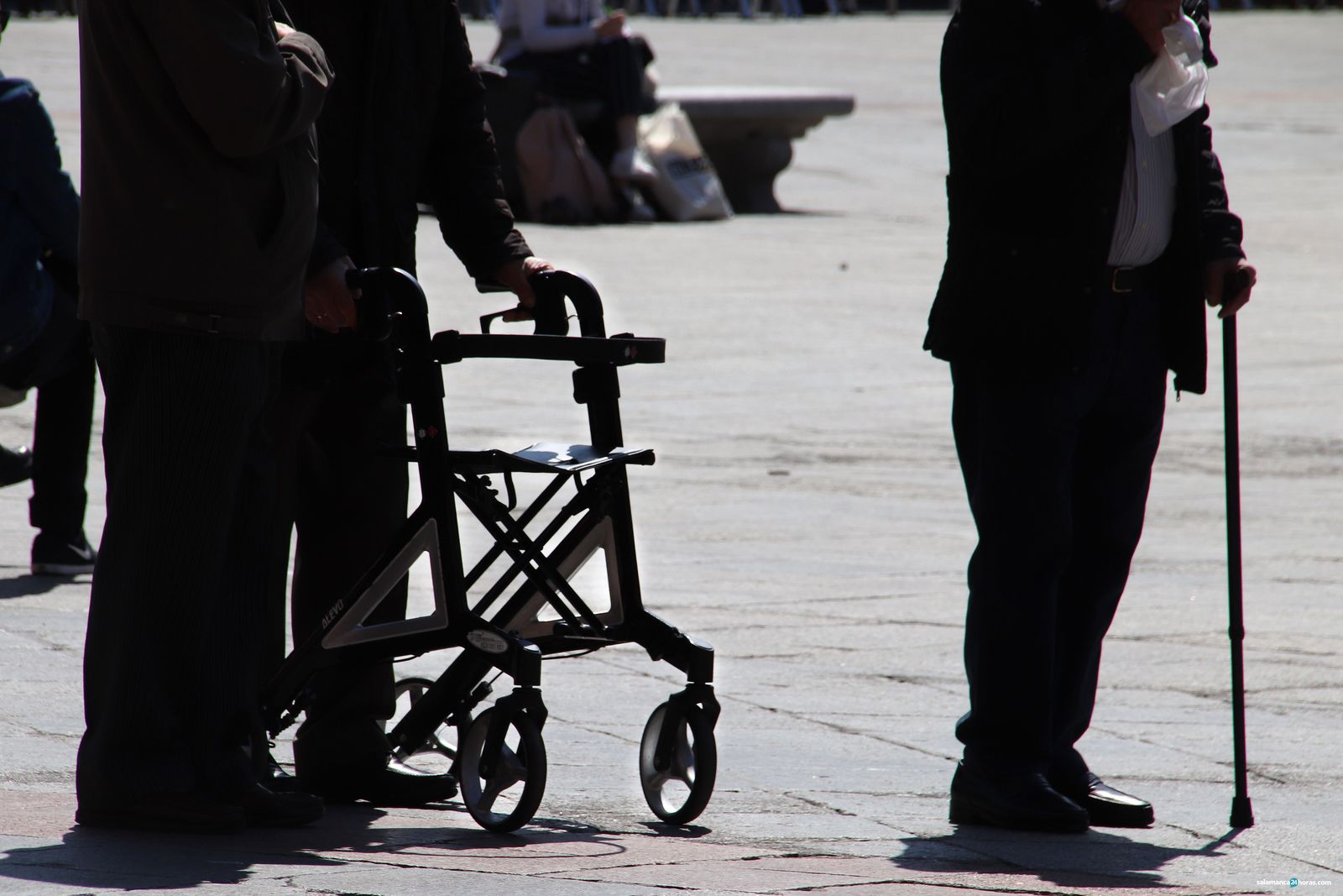 Anciano, movilidad reducida, andador.