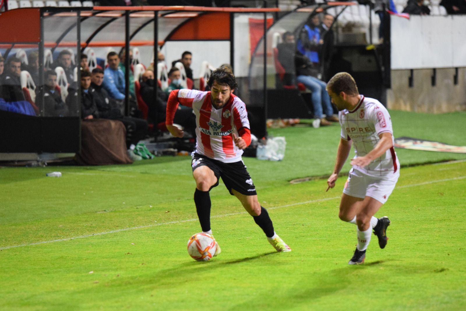 Javi Navas encara a un rival de la Cultural Leonesa / FOTO ZAMORA24HORAS.COM