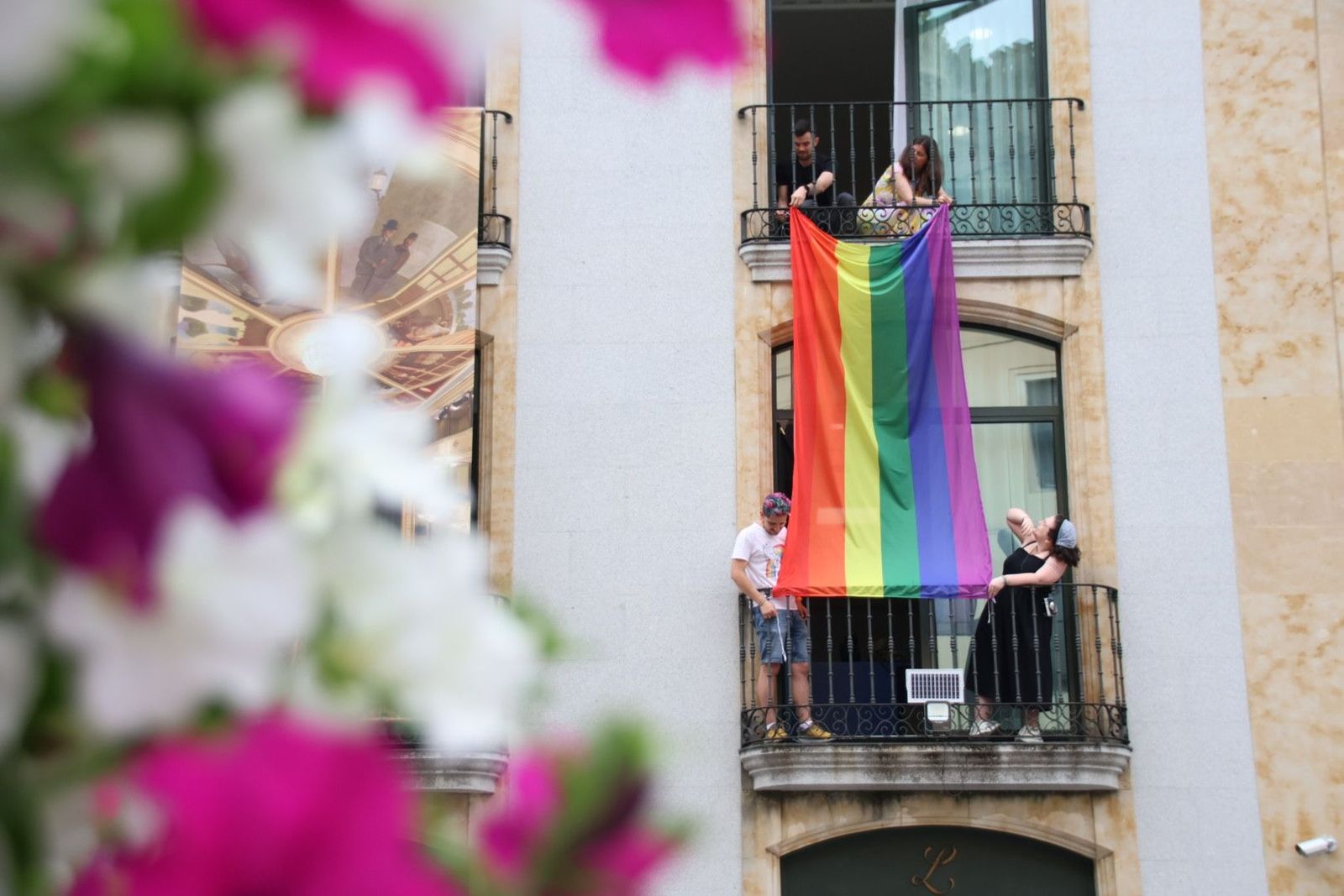 Colocación de la bandera arcoíris en un balcón del Teatro Liceo