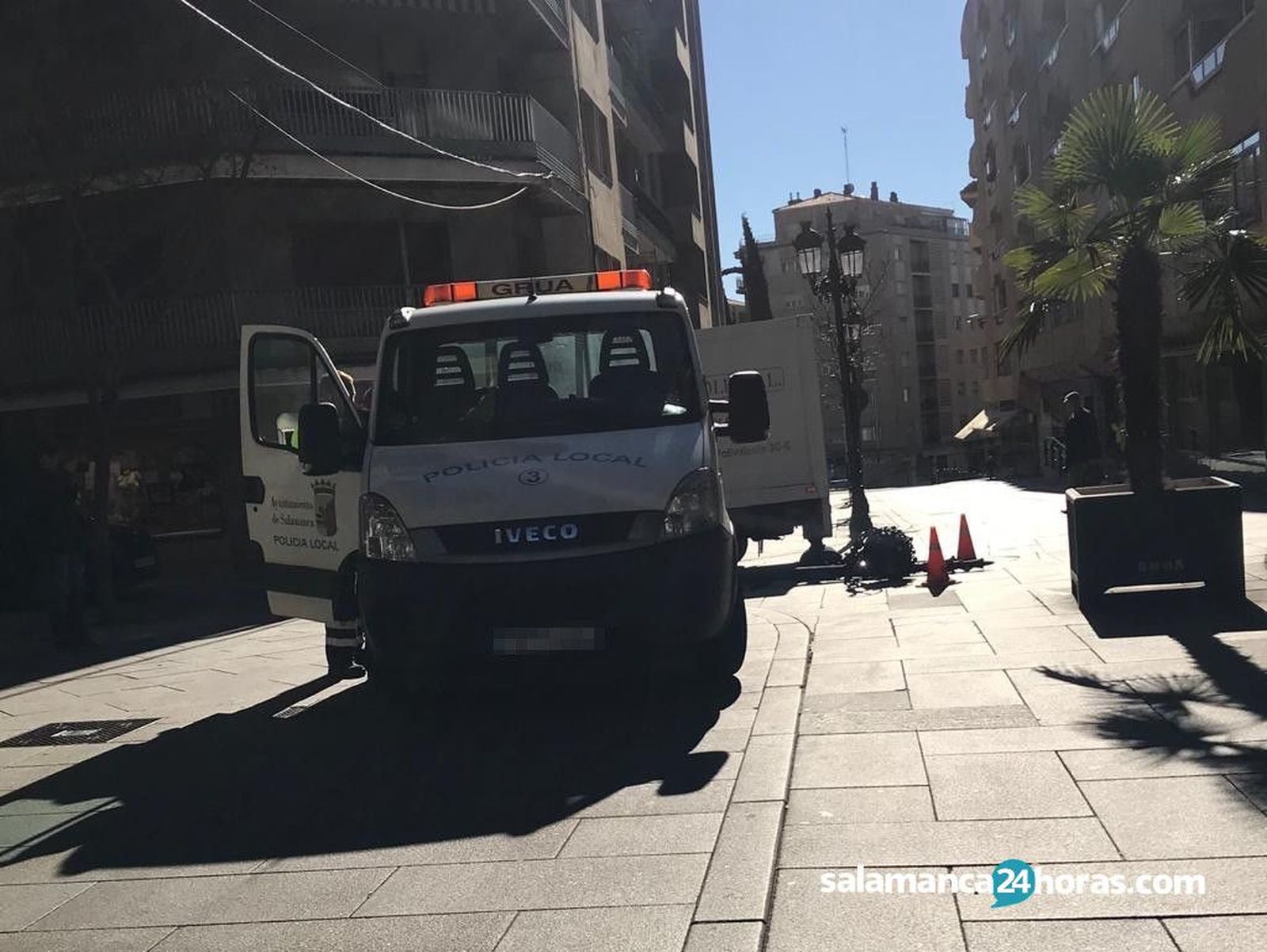 Grúa municipal tira farola en calle Bientocadas 2