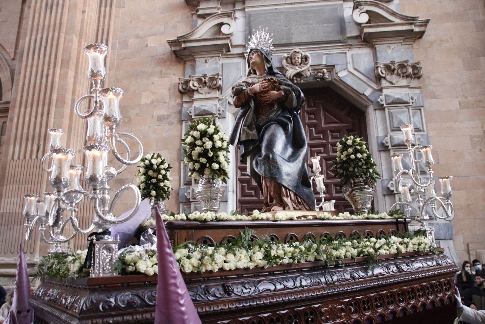 Una recogida Seráfica procesiona por Salamanca sin el paso de Jesús ante Pilatos