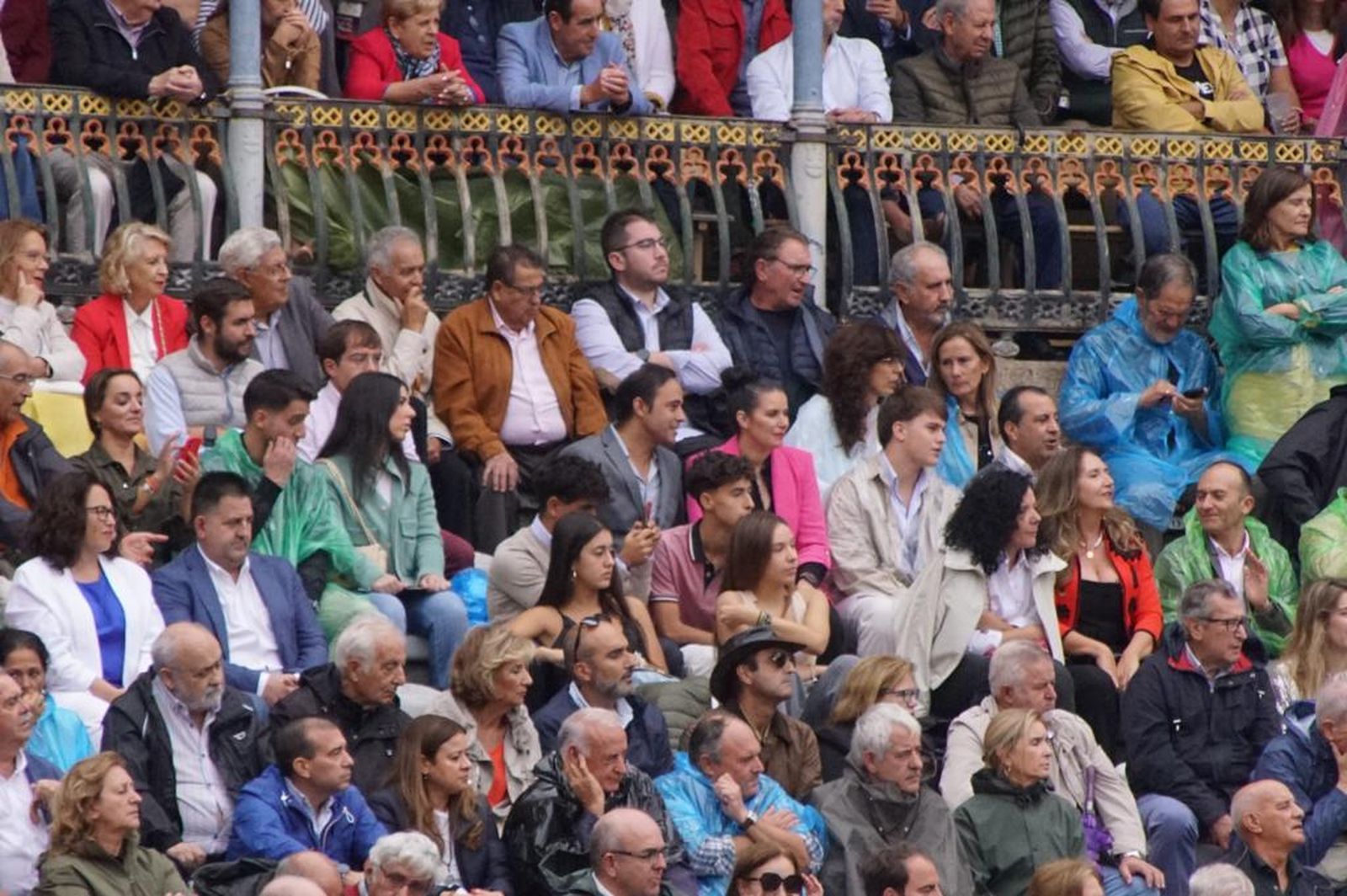 tendidos-de-la-glorieta-durante-la-corrida-de-garcia-y-olga-jimenez-42
