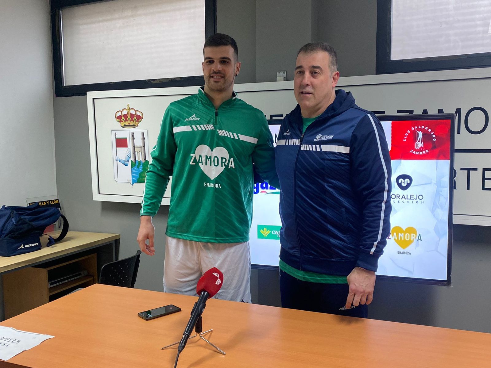 Jaime González y Fran González en los momentos previos a la rueda de prensa