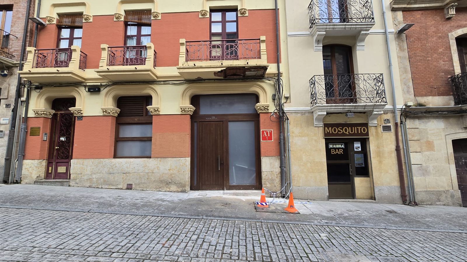 Se desprende parte de la base de un balcón en la calle Palominos