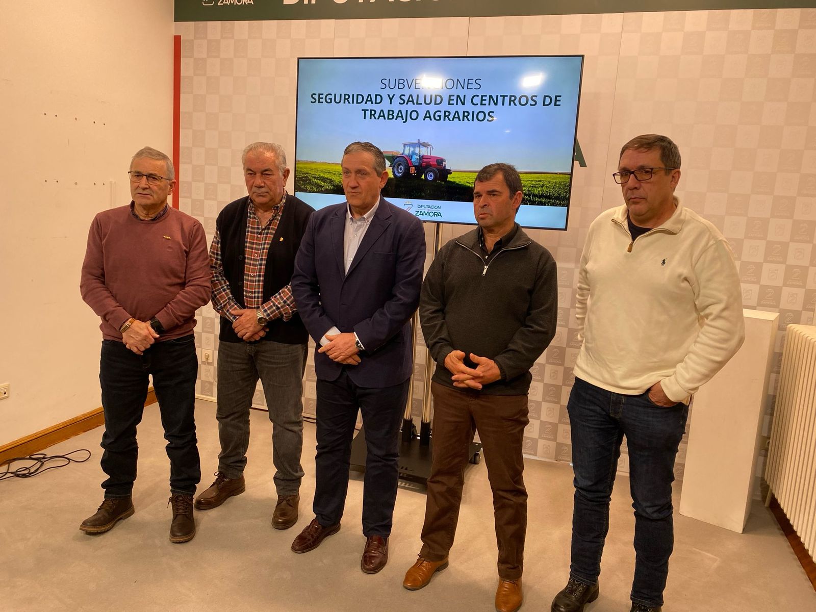 El presidente de la Diputación, Javier Faúndez, junto con los representantes de los sindicatos