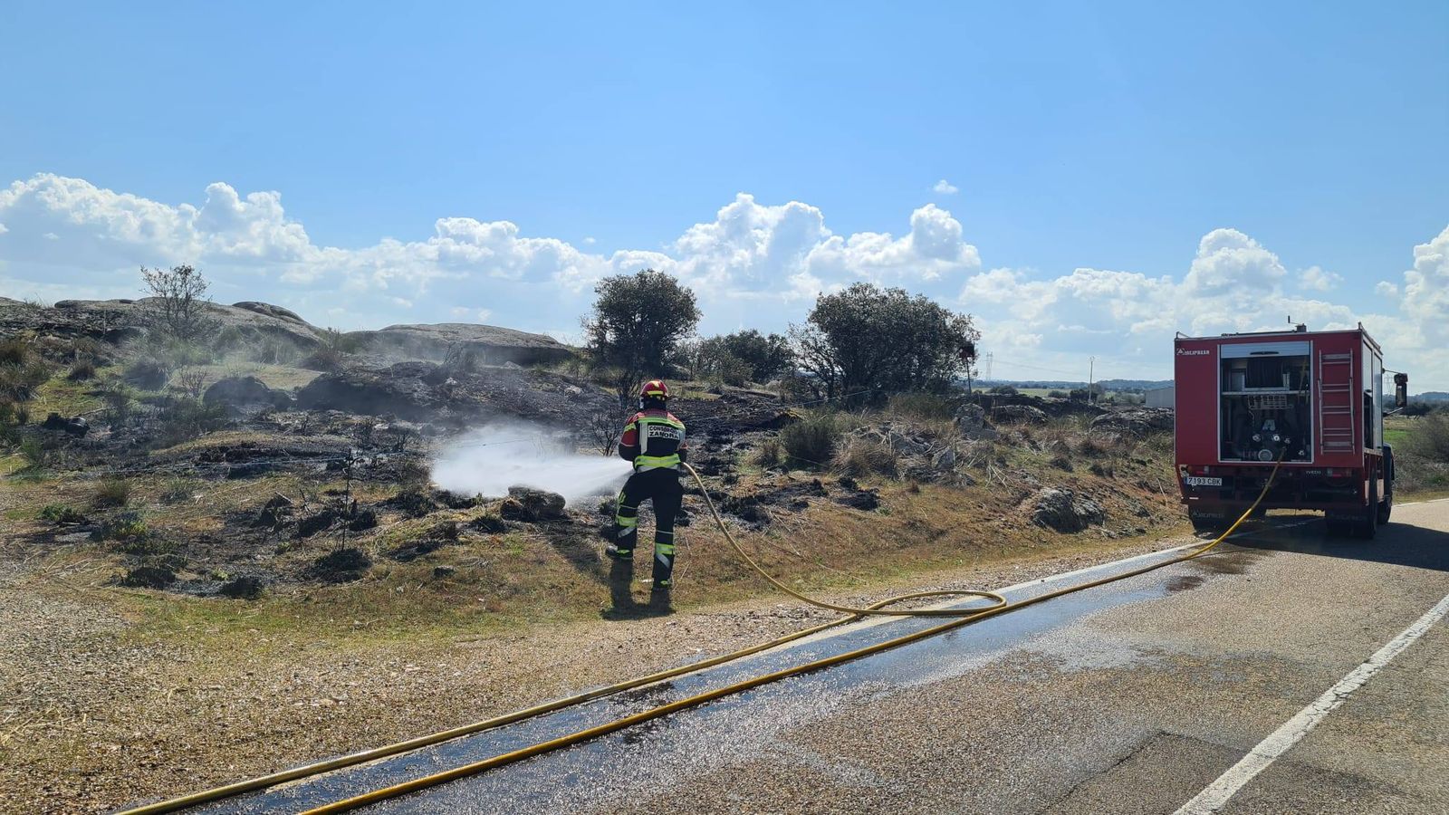 Un bombero sofocando los puntos calientes del incendio