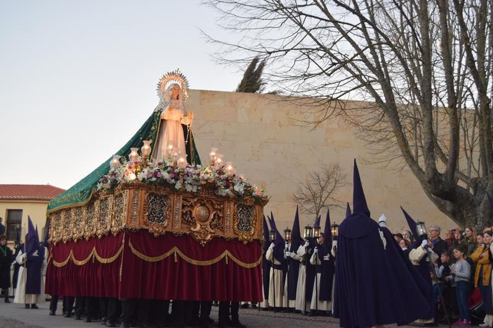 La Virgen de la Esperanza en la procesión del Vía Crucis 2018