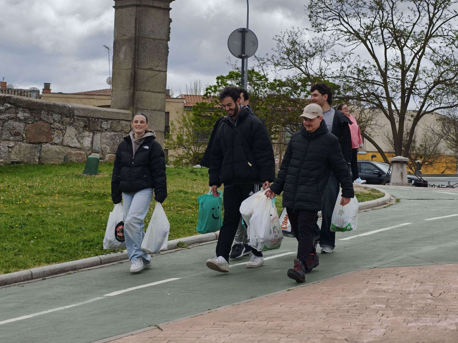 Un multitudinario Lunes de Aguas en Salamanca llena la ribera del Tormes
