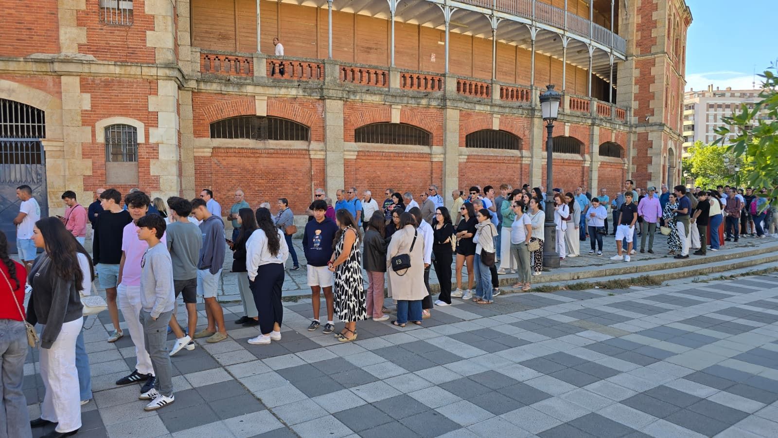 Colas en el día de apertura de renovación de los abonos para los toros (2).jpg