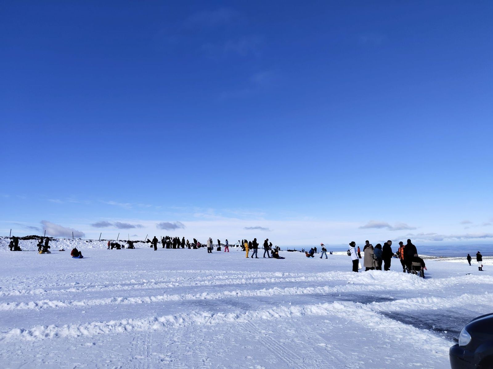 Gente disfrutando con trineos en La Covatilla
