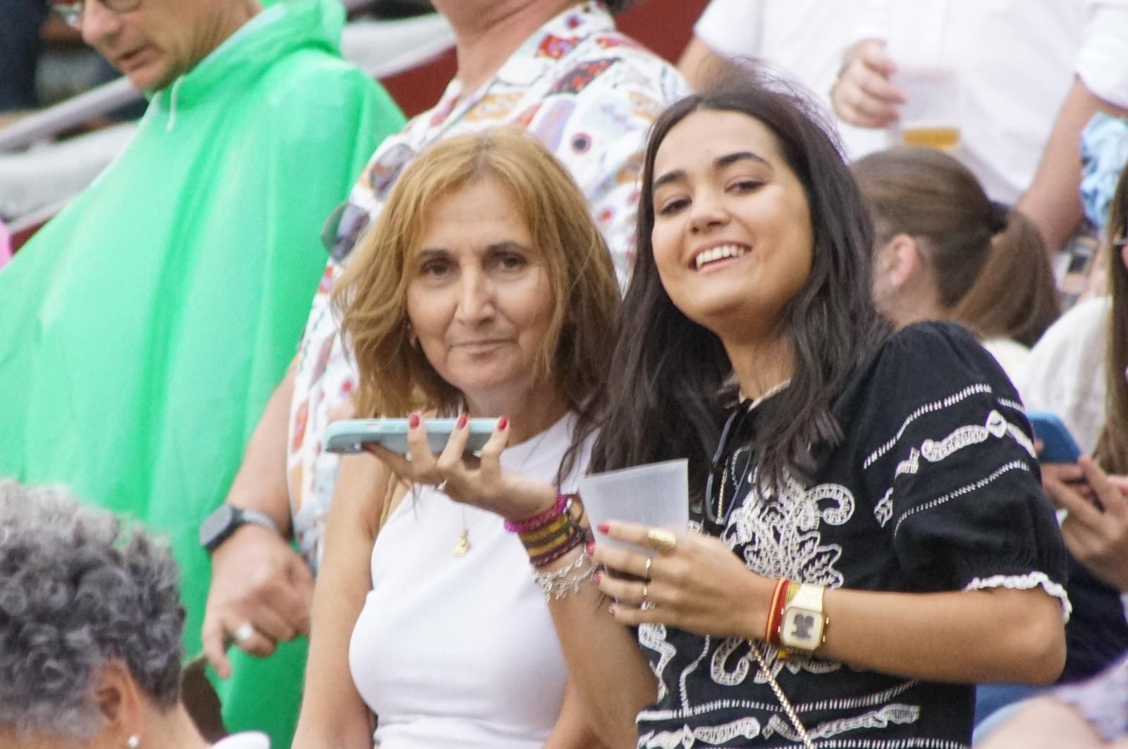 Expectación por ver los caballos de rejoneo en La Glorieta: imágenes del ambiente en los tendidos y en el patio de cuadrillas