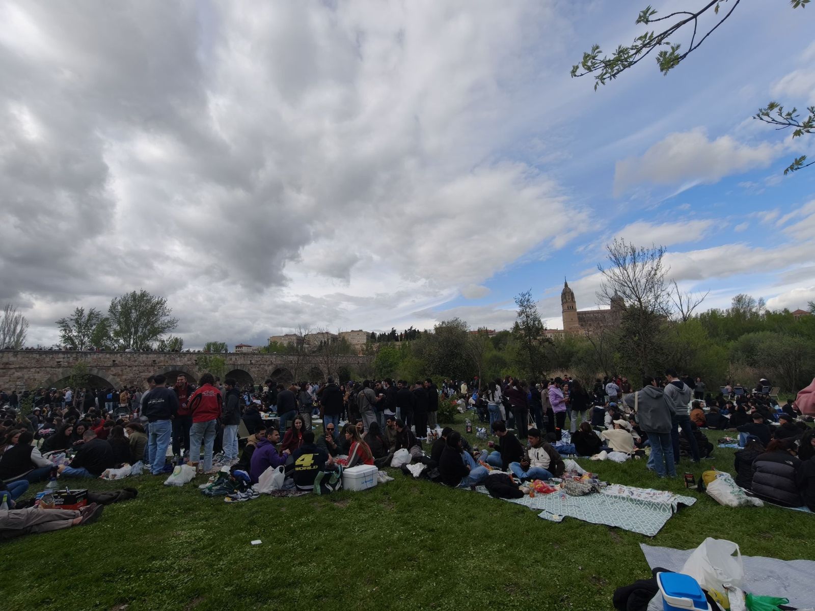 Un multitudinario Lunes de Aguas en Salamanca llena la ribera del Tormes