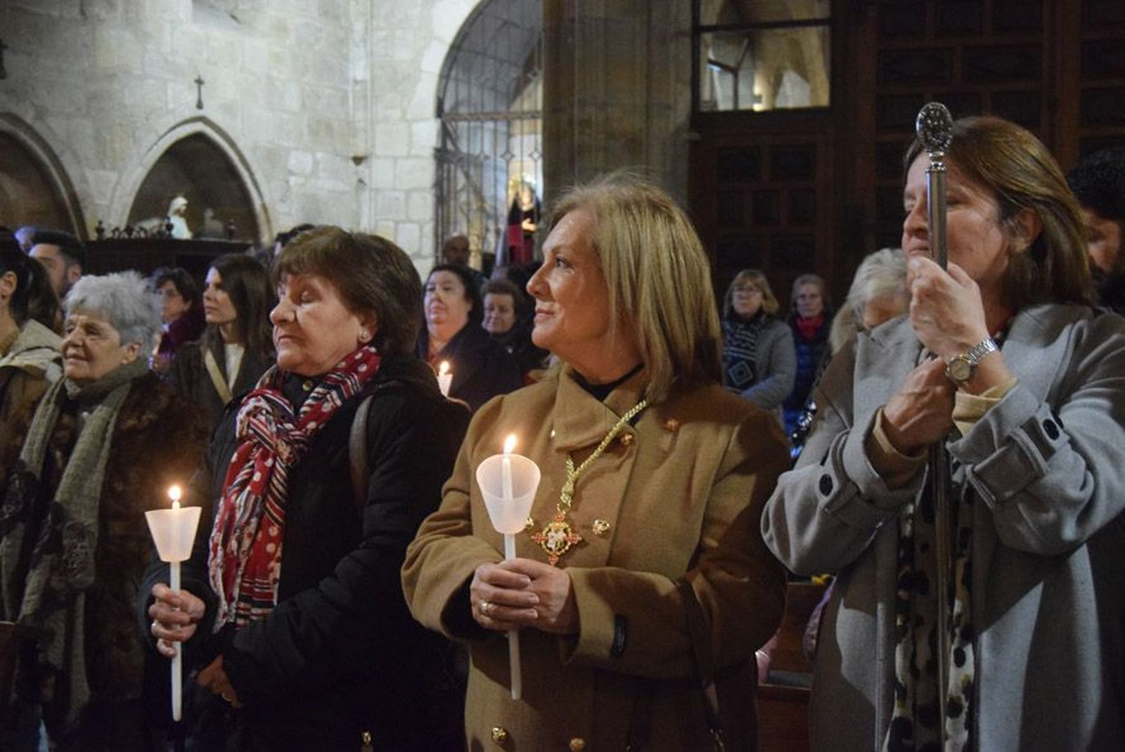las-candelas-vuelven-a-unir-la-iglesia-de-san-juan-con-la-de-san-vicente-25