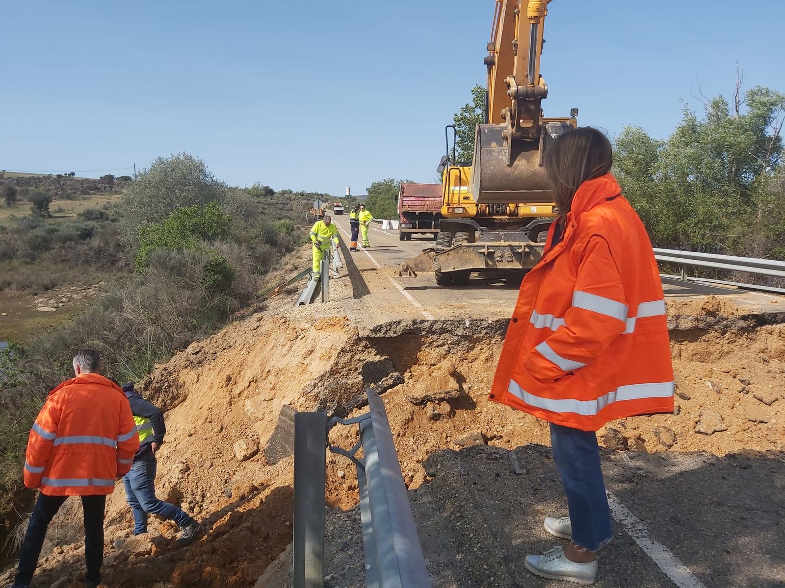 Jefa del servicio de Movilidad observando los trabajos de los técnicos en el socavón de la ZA 912