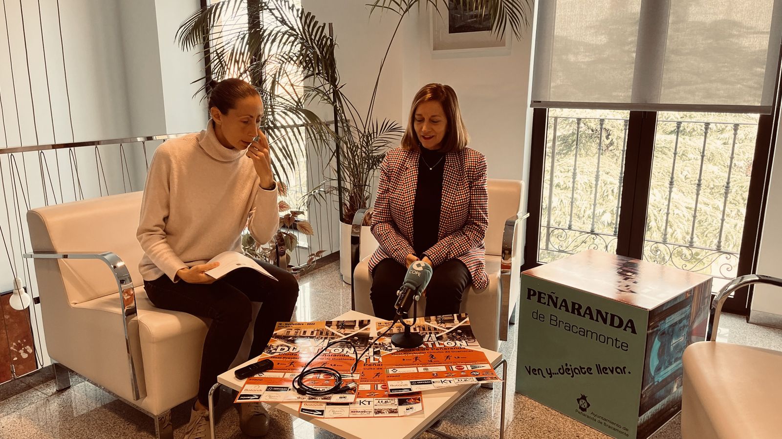 La concejala de Deportes, Pilar García, y la alcaldesa de Peñaranda, Carmen Ávila, han presentado el VI Duatlón Ciudad de Peñaranda
