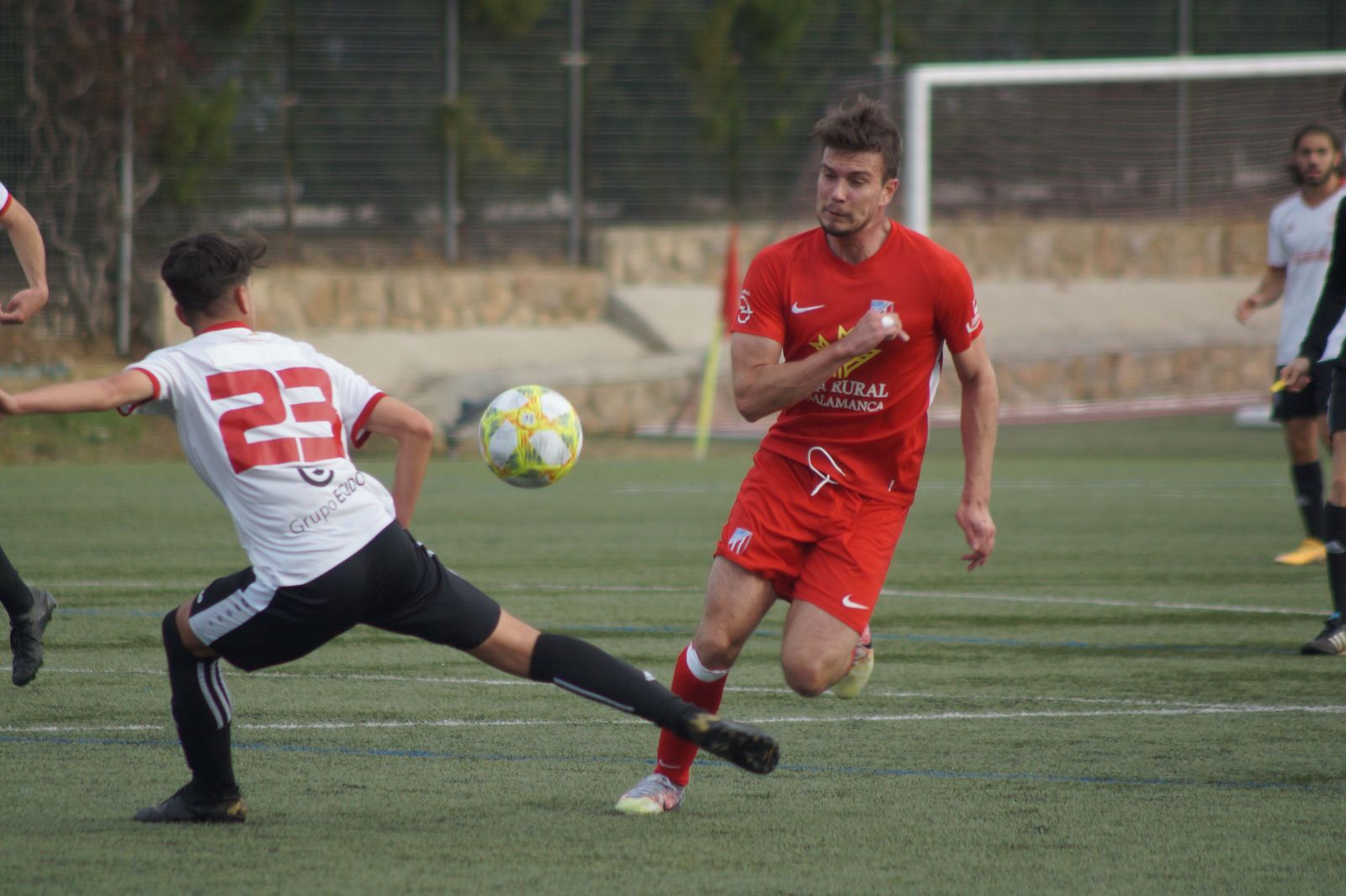 Chea se marcha de un jugador del Atlético Pinto.