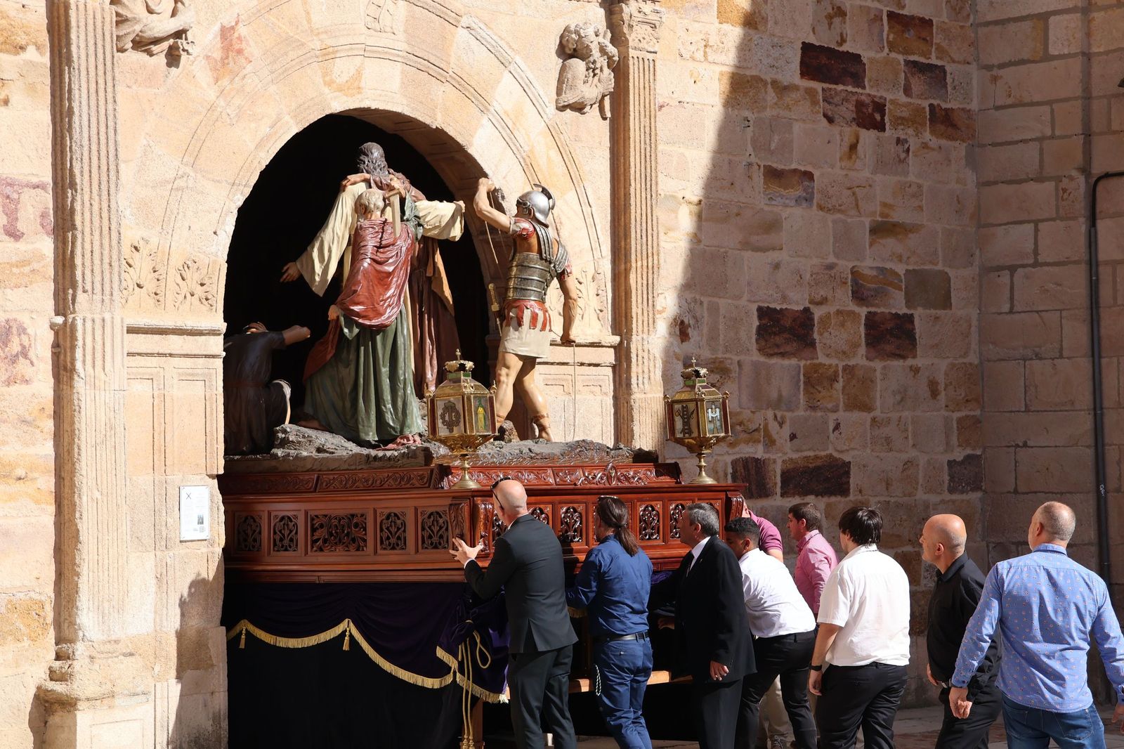 La Exaltación de la Cruz procesiona por las calles de Zamora rumbo a la carpa de San Bernabé