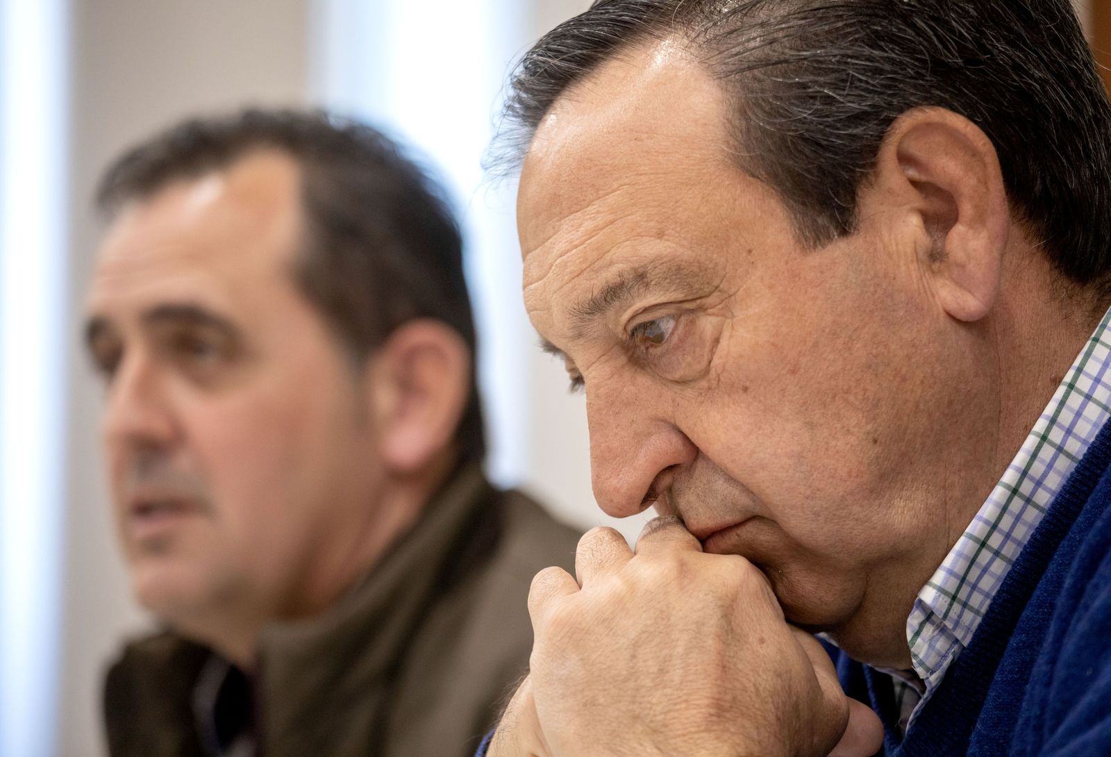 El presidente nacional de Asaja, Pedro Barato, y el presidente de Asaja Salamanca, Juan Luis Delgado, atienden a los medios de comunicación con motivo de las elecciones agrarias del domingo, 12 de febrero.