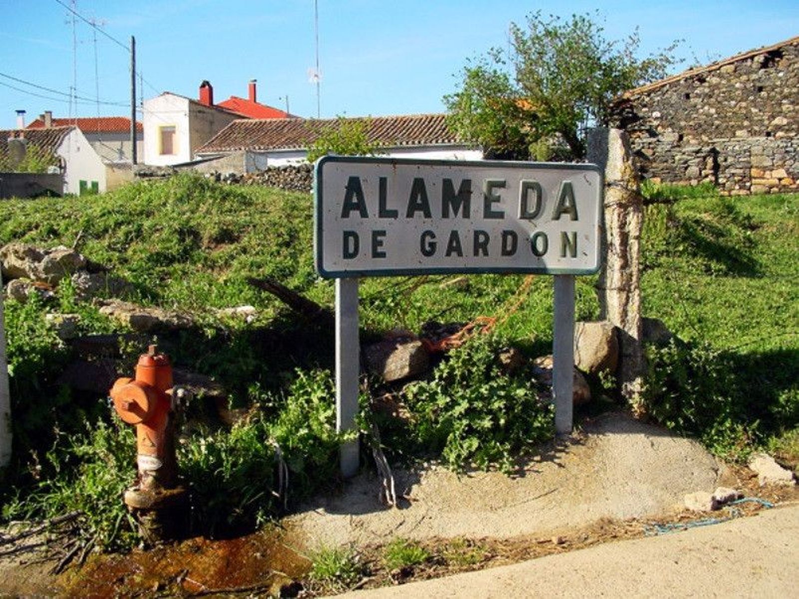 Cartel de entrada al municipio de Alameda de Gardón