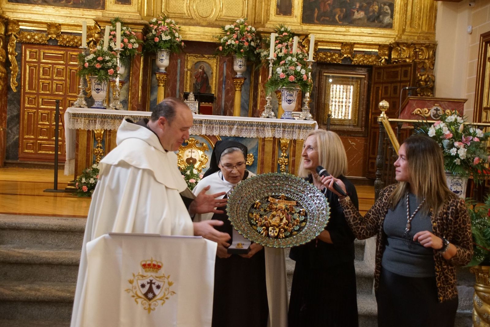 Alba nombra hijo adoptivo al prior Miguel Angel González  (23).jpeg