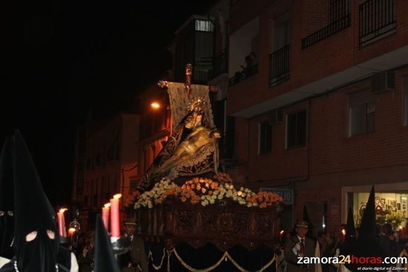 La ciudad consuela a Nuestra Madre