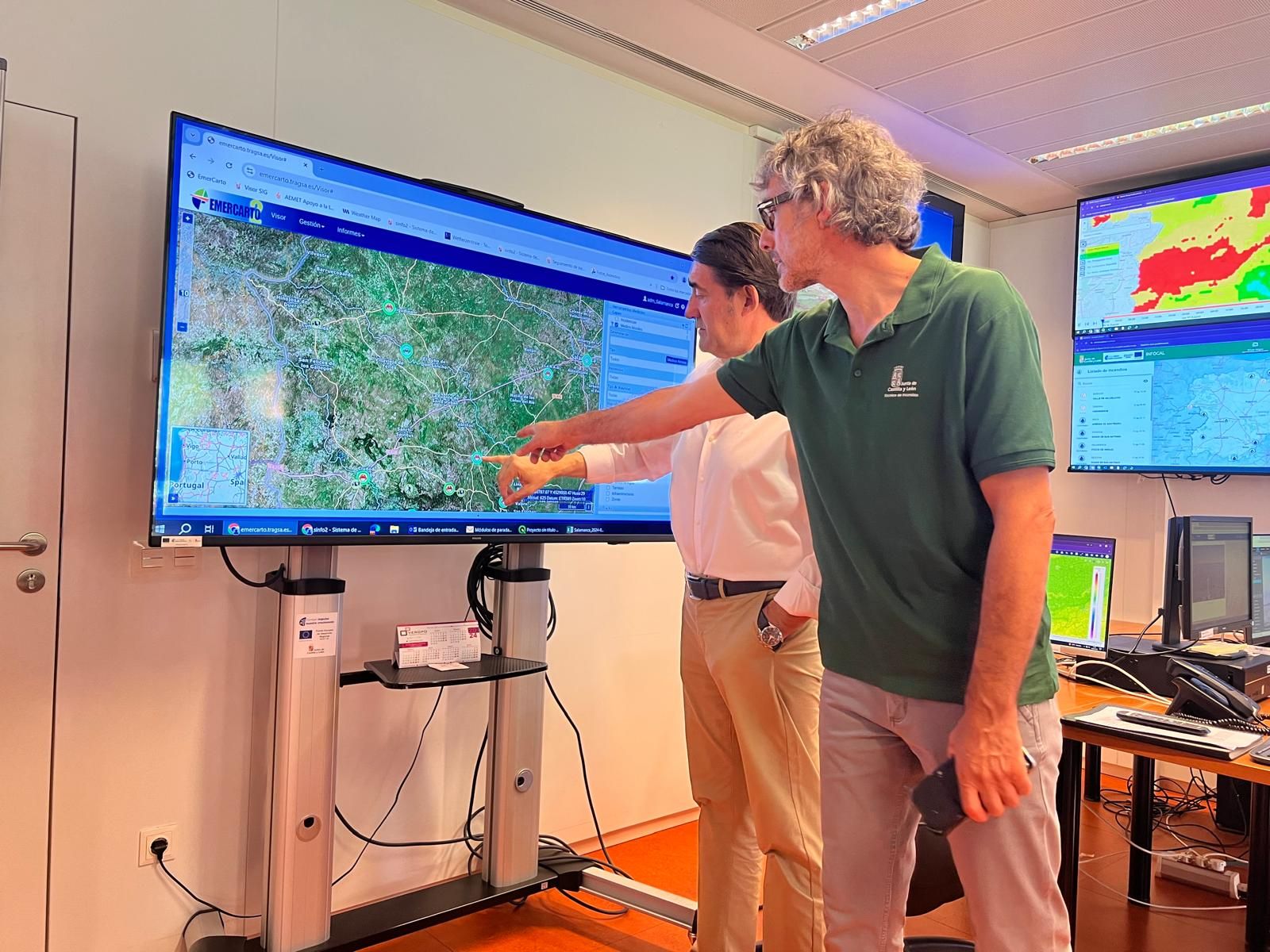 Visita al Centro Provincial de Mando de Salamanca del consejero de Medio Ambiente, Juan Carlos Suárez-Quiñones . Fotos S24H