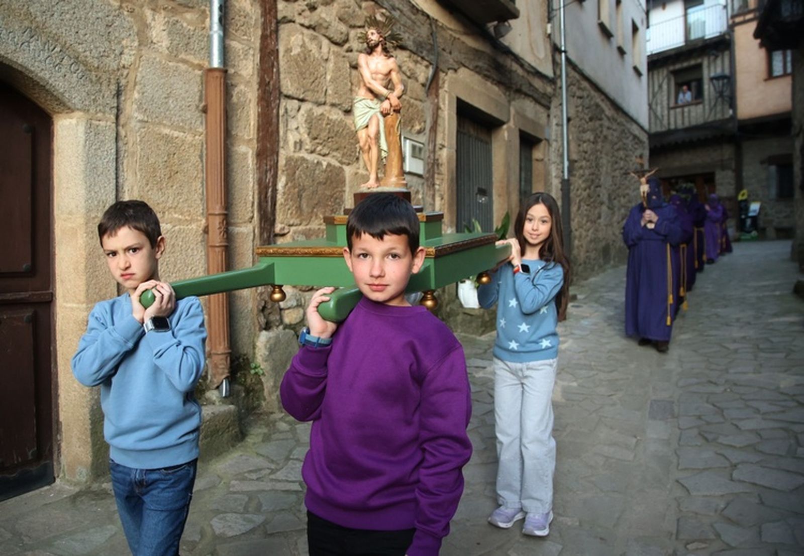 Procesión de Semana Santa en San Martín del Castañar, una tradición con más de un siglo de antigüedad que se mantiene viva generación tras generación entre los vecinos del municipio