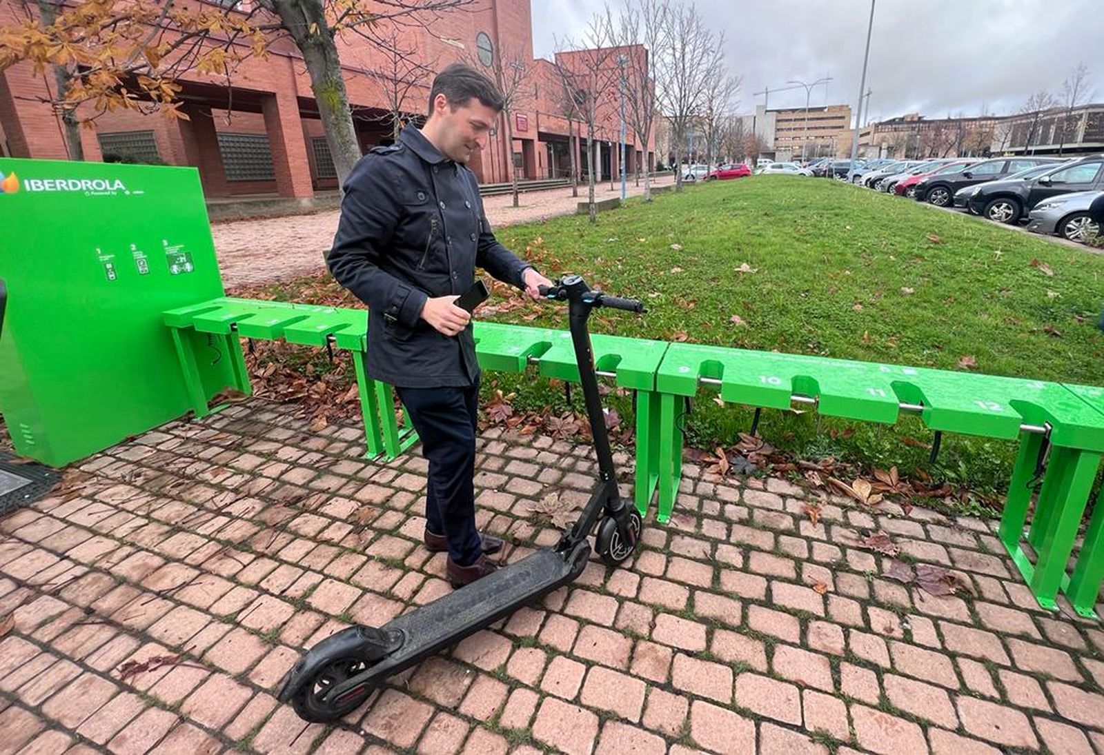 Instalación de aparcamientos, custodia y recarga de patinetes eléctricos en el Campus de Unamuno