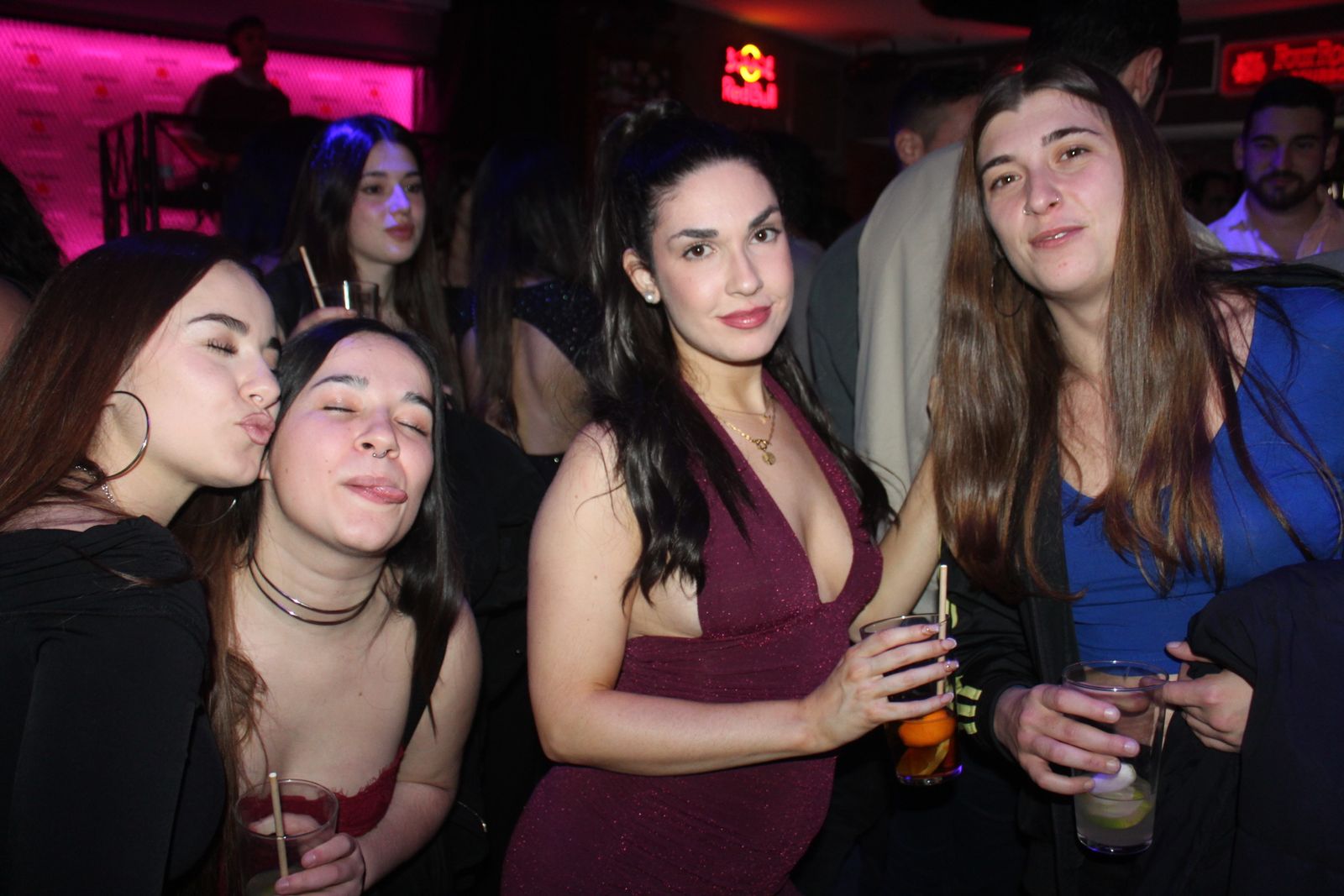 El Fin de Año Universitario continua por los bares de la capital del Tormes tras las doce campanadas