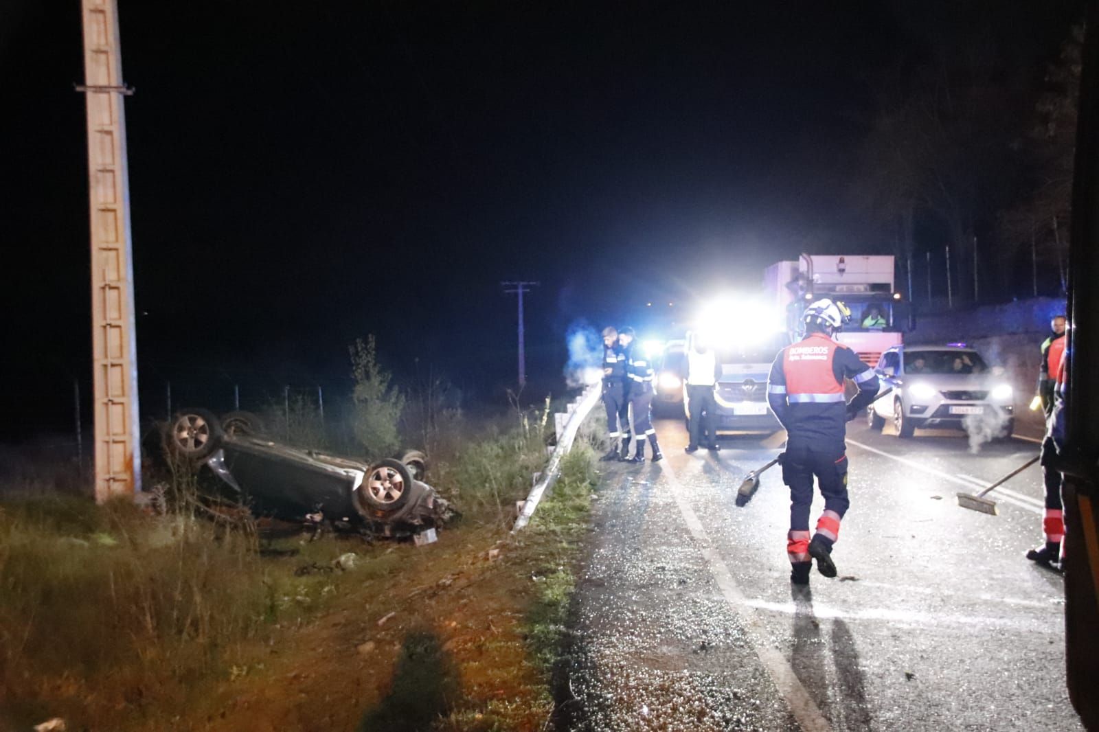 grave-accidente-en-la-carretera-de-aldealengua-con-un-coche-volcado-4