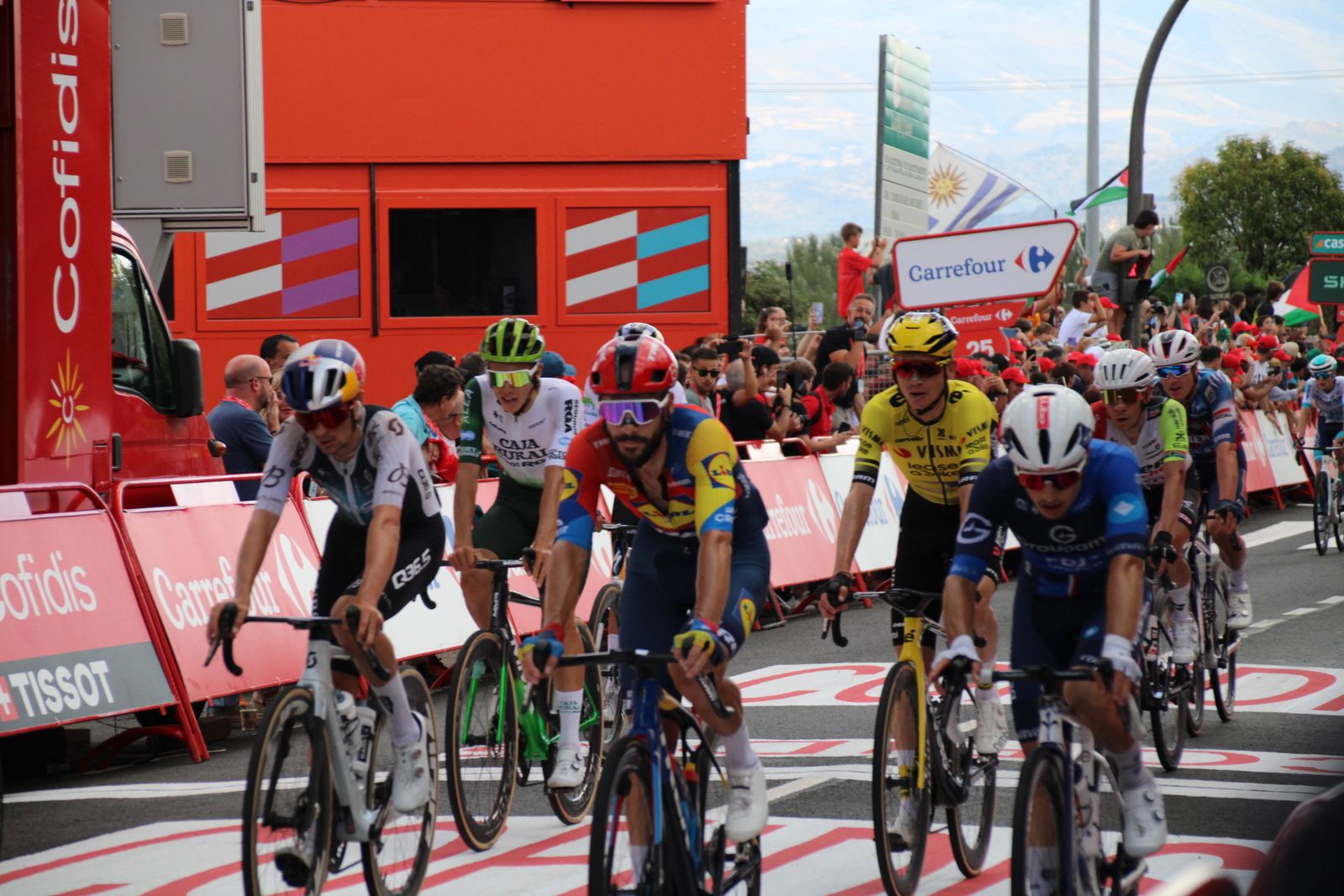 La Vuelta llega a Guijuelo y Philipsen se lleva el esprint