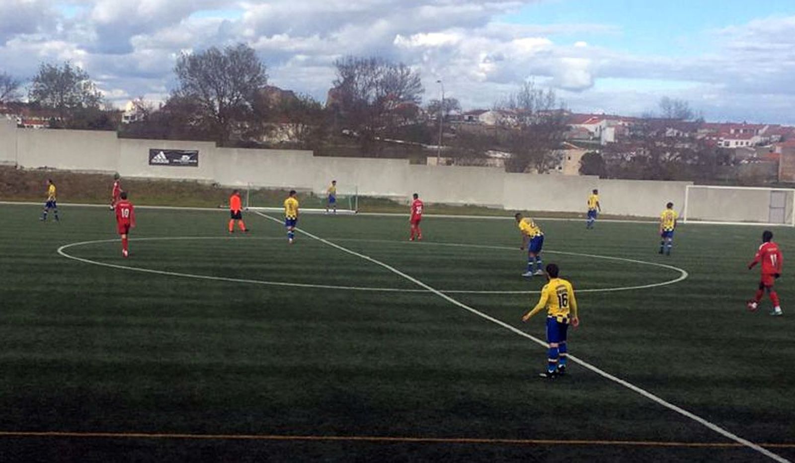 Un instante del duelo entre el Fabero y el Villaralbo