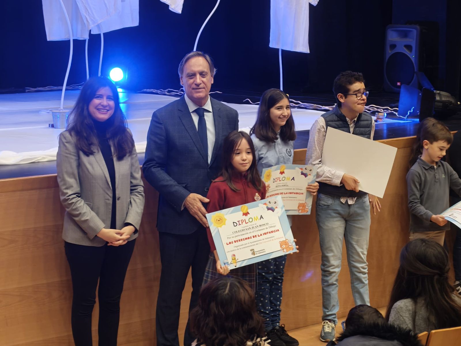 Los niños del concurso de dibujo de reciben sus diplomas premiados de las manos del alcalde por el Día Internacional de los Derechos de la Infancia