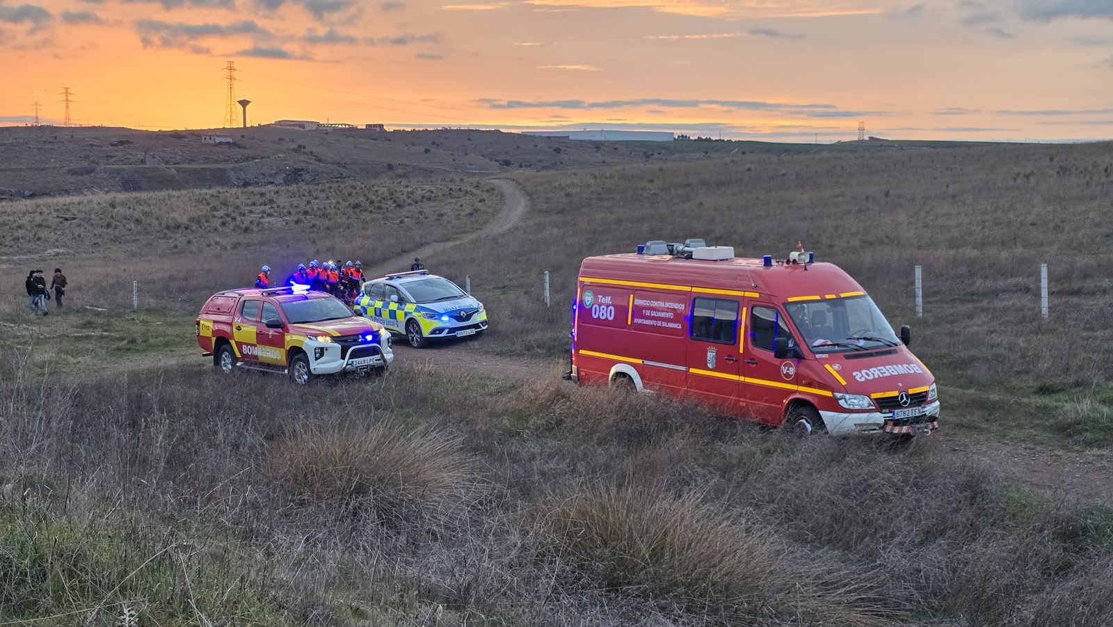 Bomberos, policía local y ambulancia en los entornos del antiguo puente ferroviario de La Salud. Fotos Andrea M. Bomberos, policía local y ambulancia en los entornos del antiguo puente ferroviario de La Salud. Fotos Andrea M.