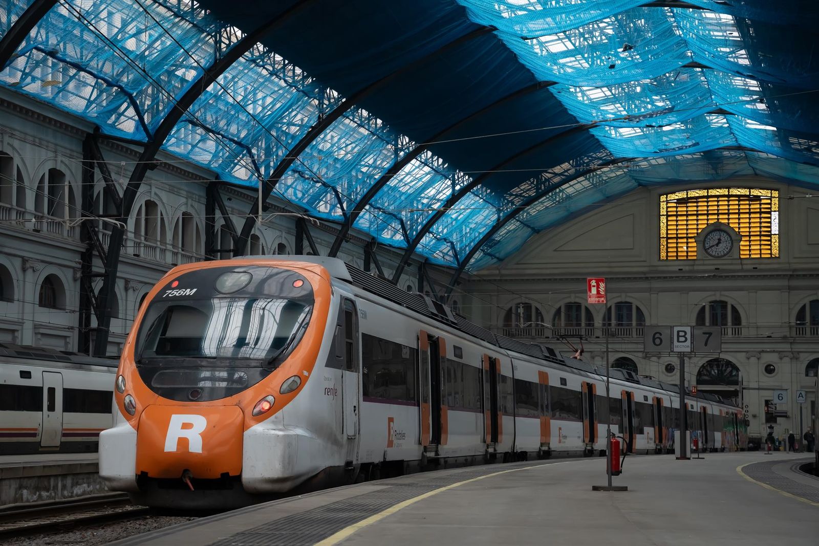 Un tren en la estación de Francia, donde opera Rodalies, a 21 de febrero de 2025, en Barcelona, Catalunya (España). - David Zorrakino - Europa Press