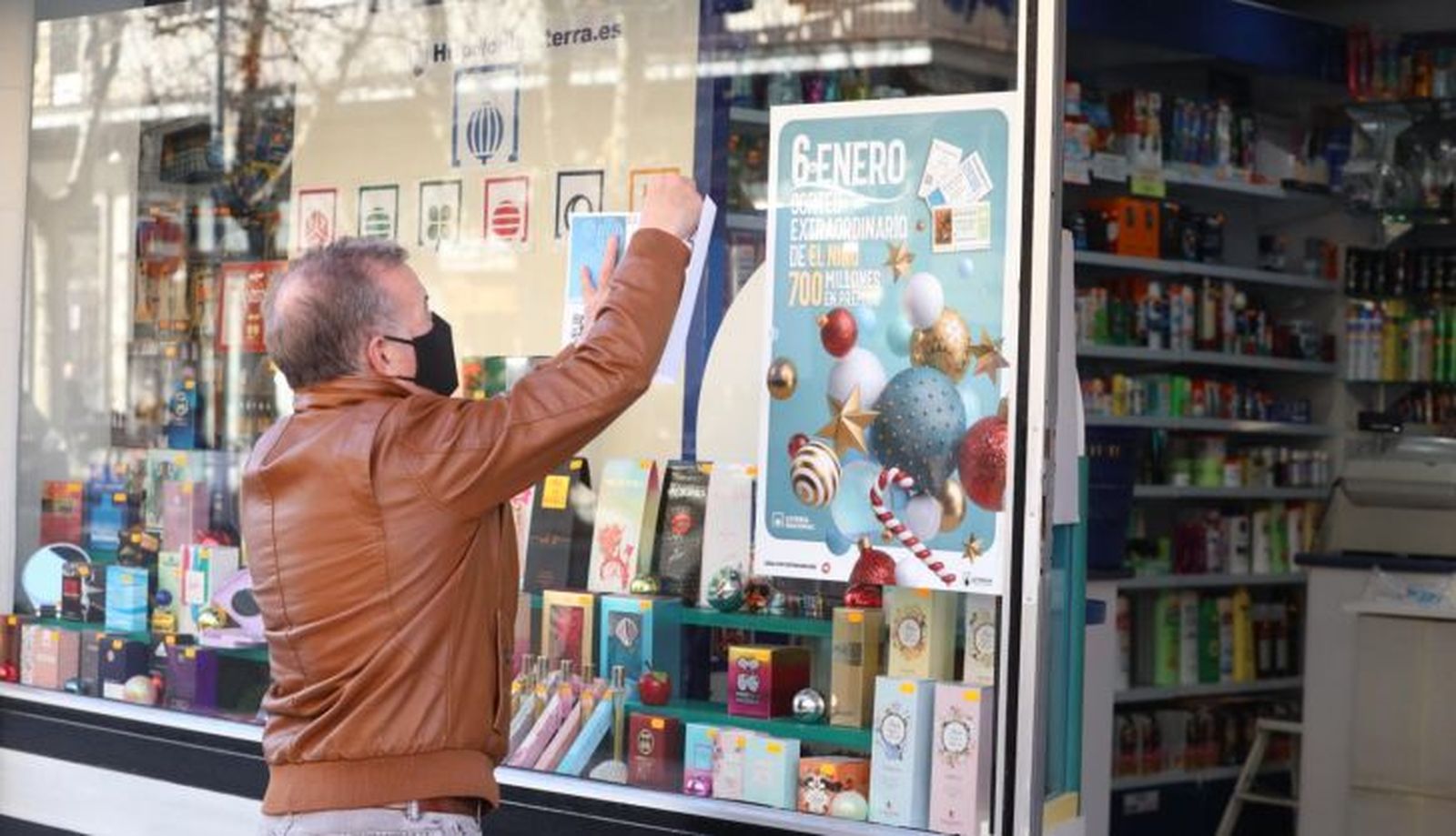 Fernando Bellido coloca el cartel que avisa de que ha vendido el segundo premio de El Niño
