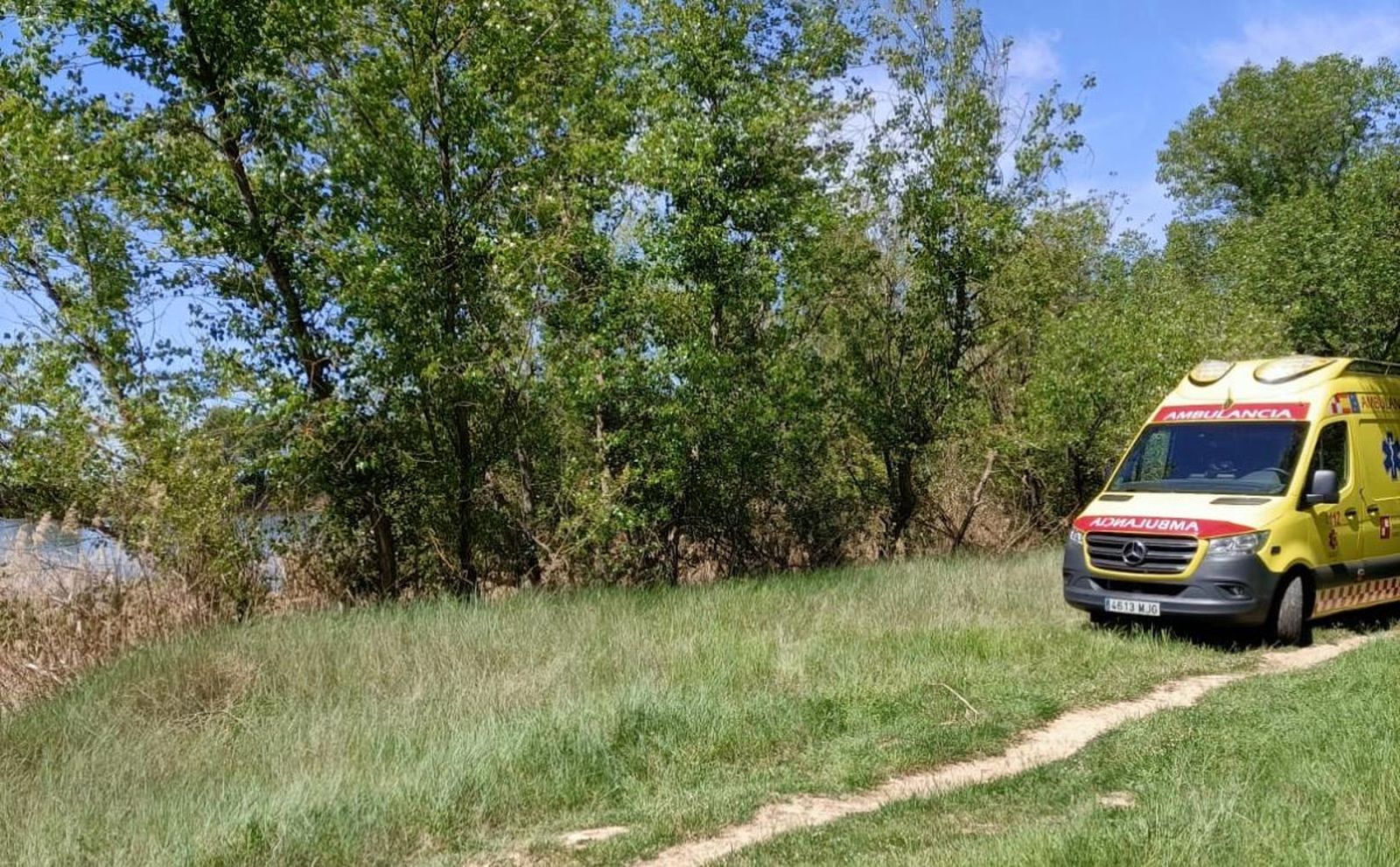 Imagen de una ambulancia en el entorno del río