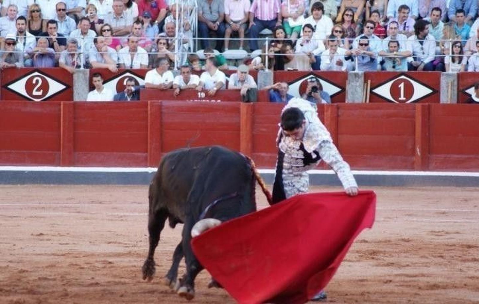Toro a toro: Dos orejas para Hermoso de Mendoza, El Juli y Talavante; triple puerta grande