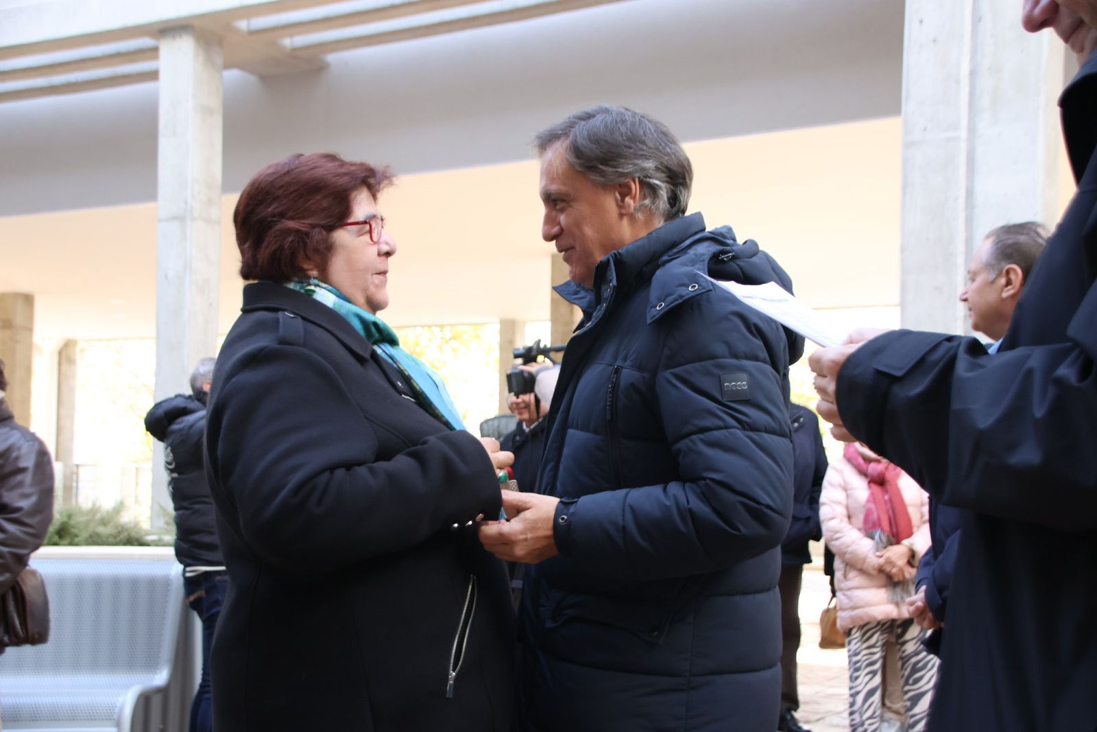El alcalde de Salamanca, Carlos García Carbayo, entrega las llaves de la nueva promoción de viviendas protegidas en alquiler en Capuchinos