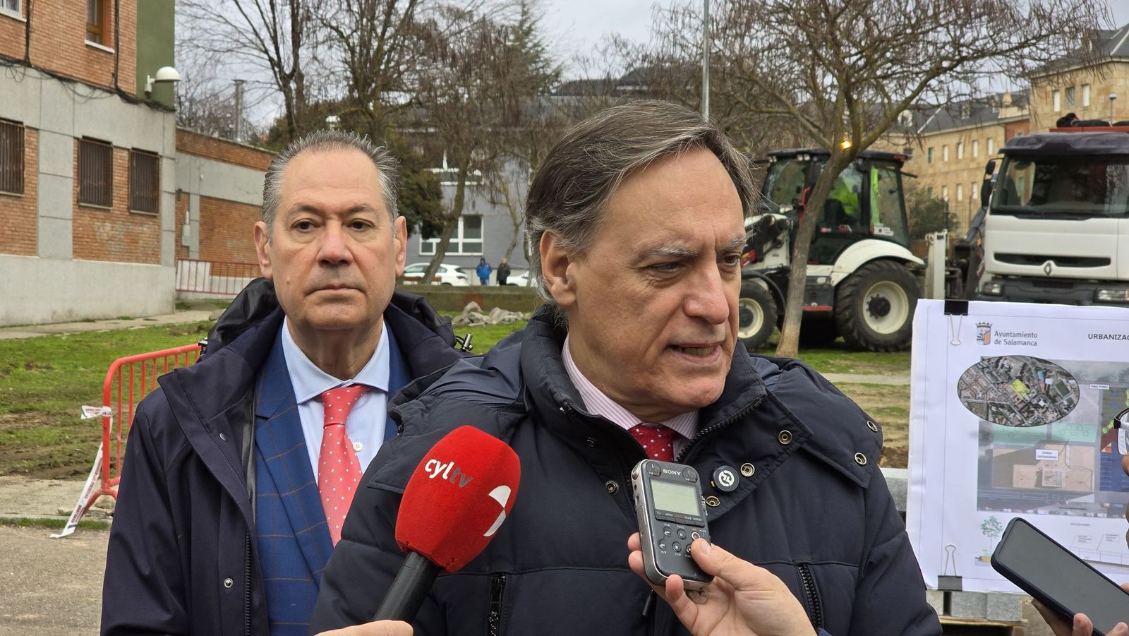 El alcalde de Salamanca, Carlos García Carbayo, visita las obras de la plaza de Santa Cecilia