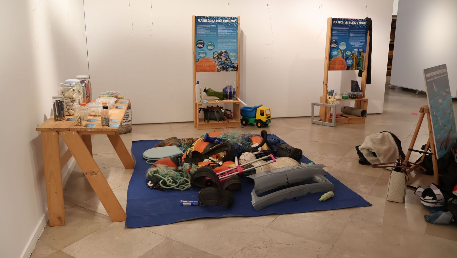 La Alhóndiga acoge la exposición “microplásticos macrobasura”