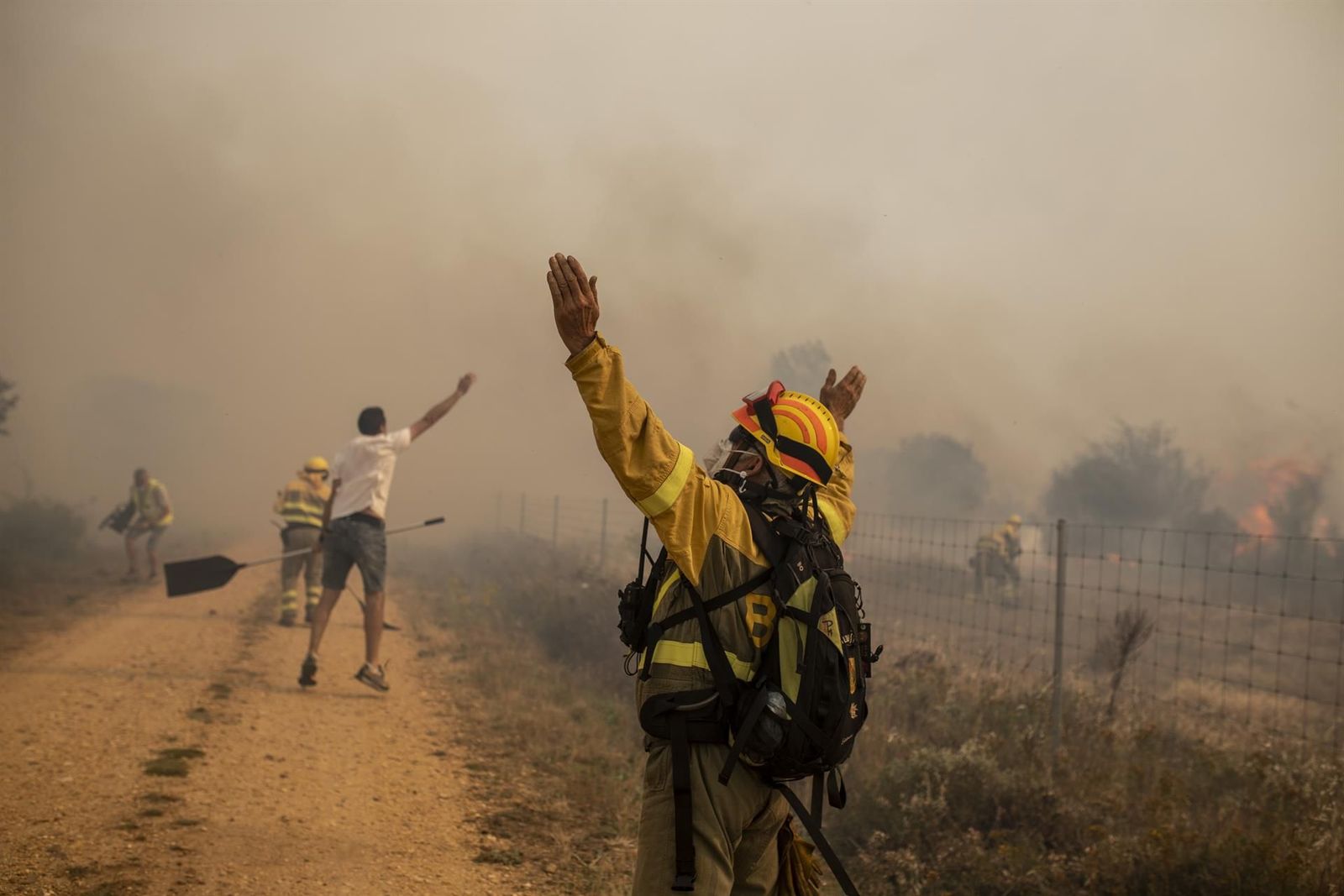 Efectivos de bomberos durante el incendio de la Sierra de la Culebra. Foto Europa Press