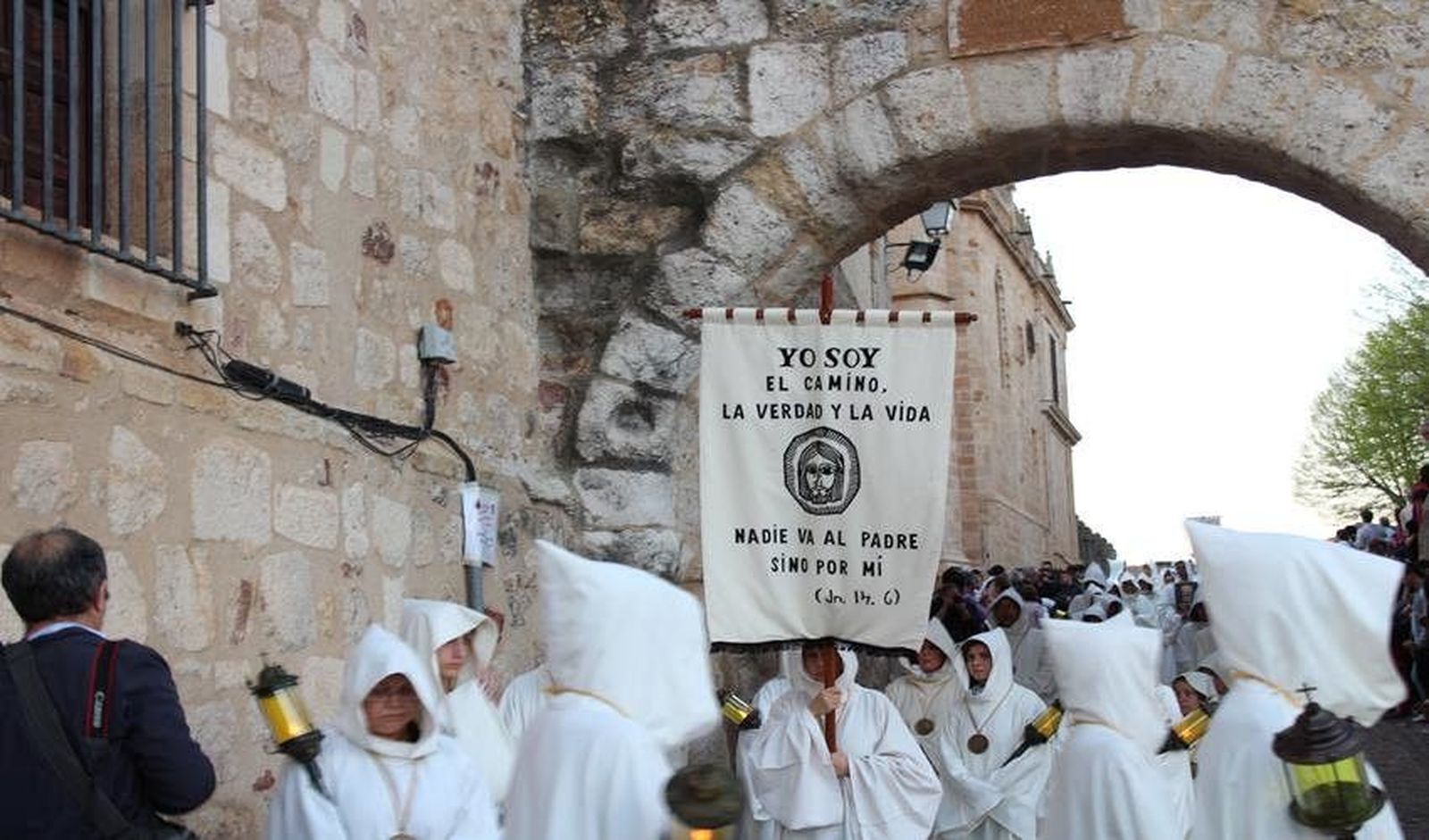 Jesús de Luz y Vida acompaña a las ánimas en la noche del Sábado de Dolores