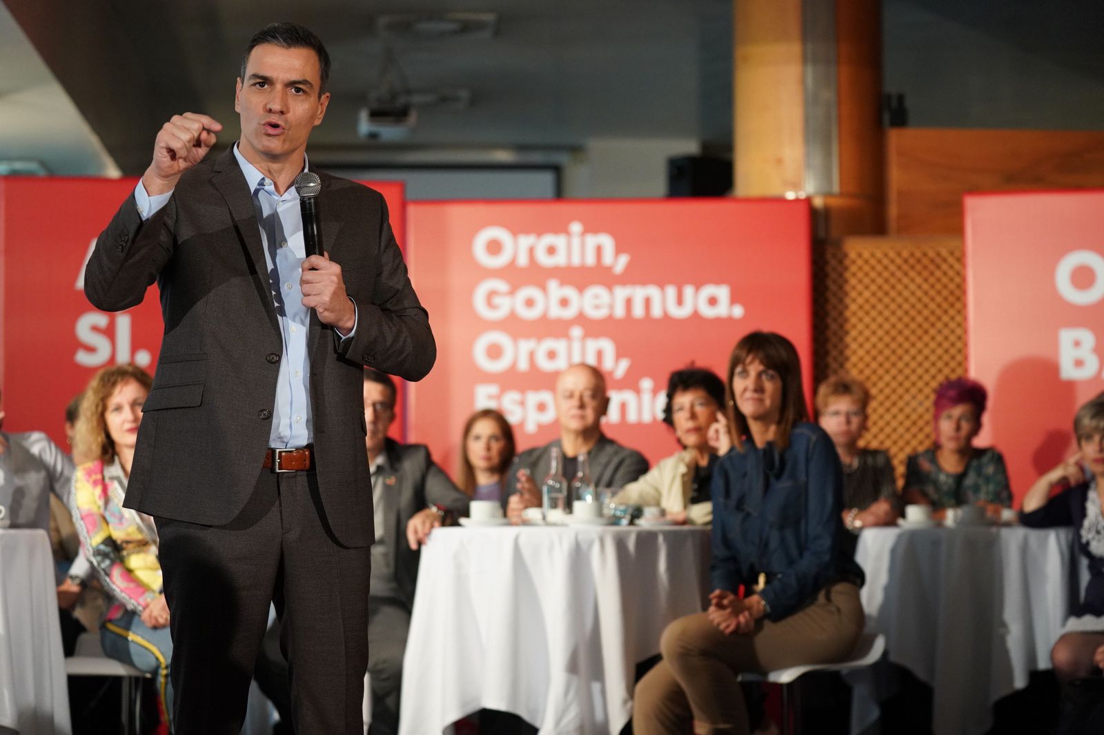 El líder del PSOE, Pedro Sánchez, habla en un acto de la campaña a las generales del 10N, bajo la mirada de la líder del PSE, Idoia Mendia; la ministra de Educación, Isabel Celaá, y los miembros