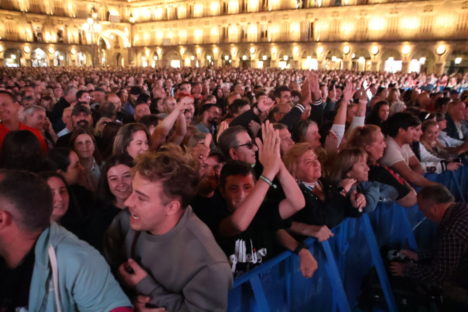 Medina Azahara hace vibrar a la Plaza Mayor de Salamanca con su eterno y emblemático rock